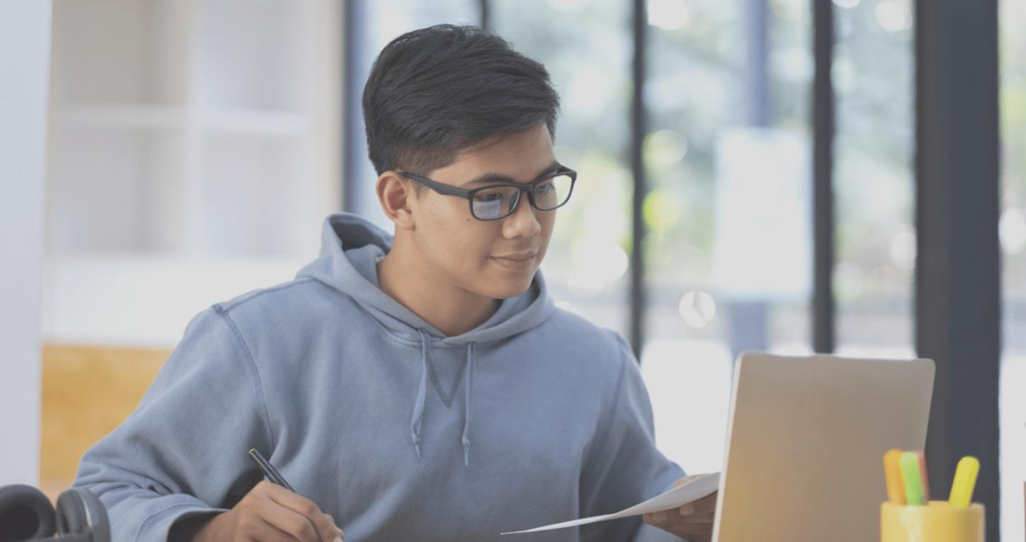 Organisation de documents financiers sur un bureau