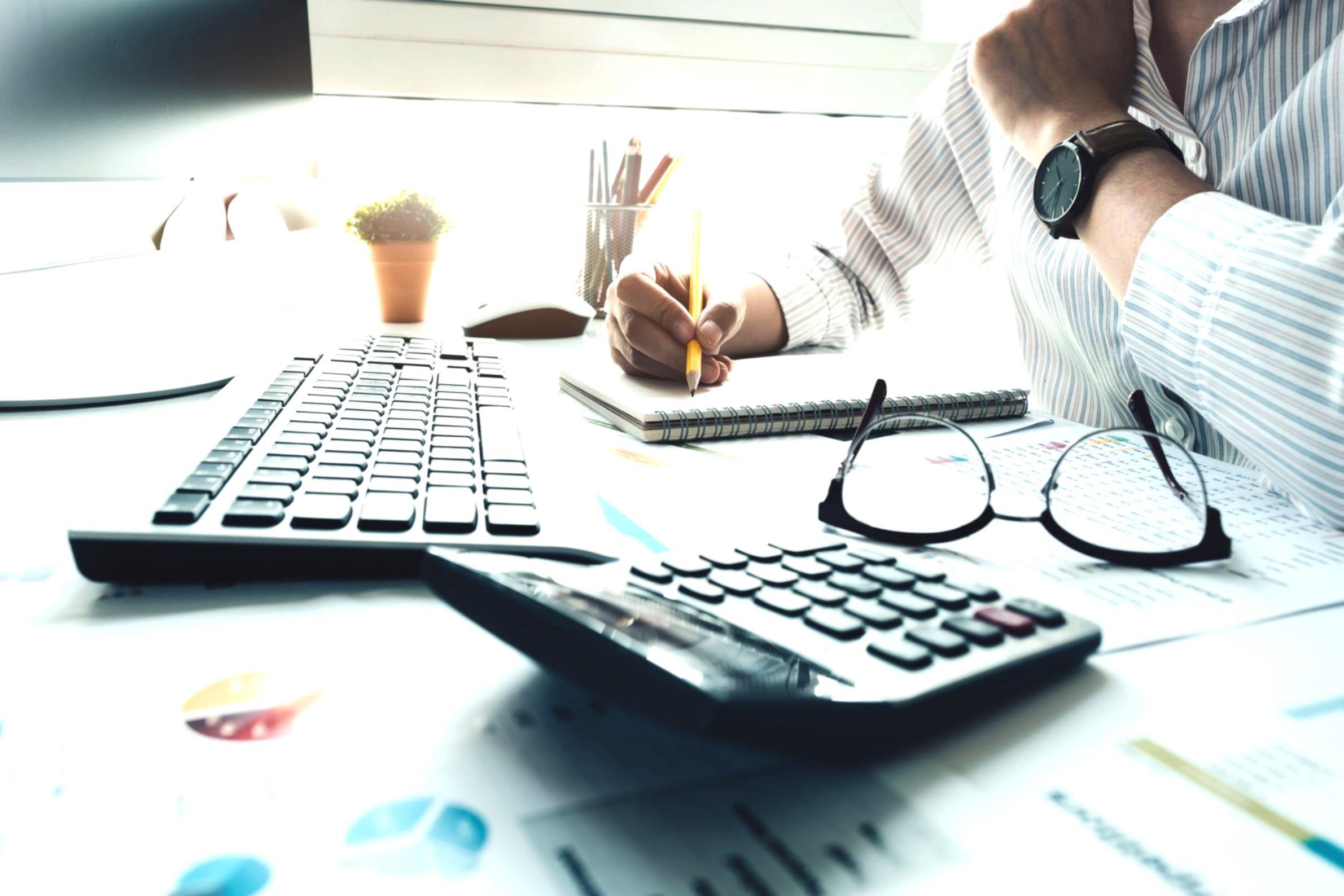 Espace de travail organisé avec documents financiers