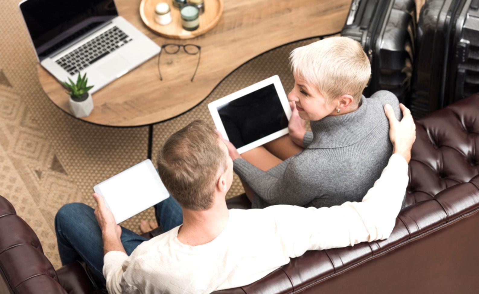 Espace de travail organisé avec documents financiers et outils numériques